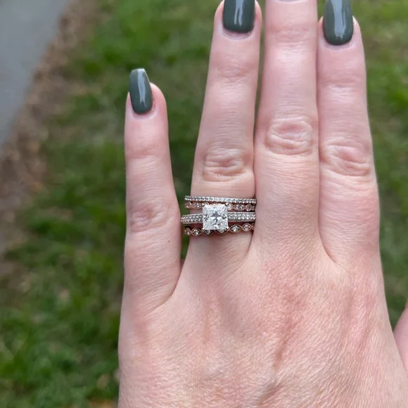 1.5 CT white gold Charles and Colvard Engagement ring - Picture 9 of 9